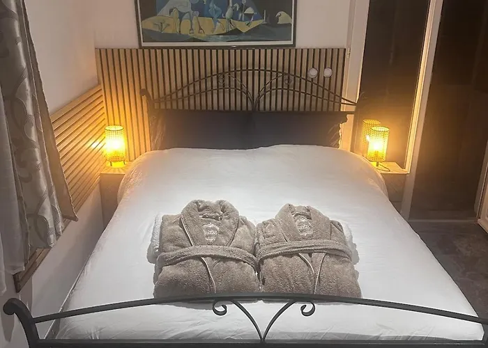 La Chrysbelle Mini Avec Sauna And Jacuzzi Chalé *