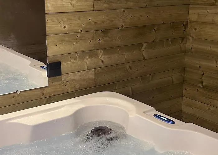 Chalé La Chrysbelle Mini Avec Sauna And Jacuzzi *